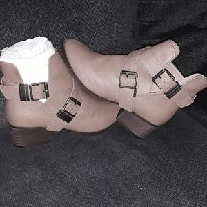 Size 8 womens Breckelle's boots